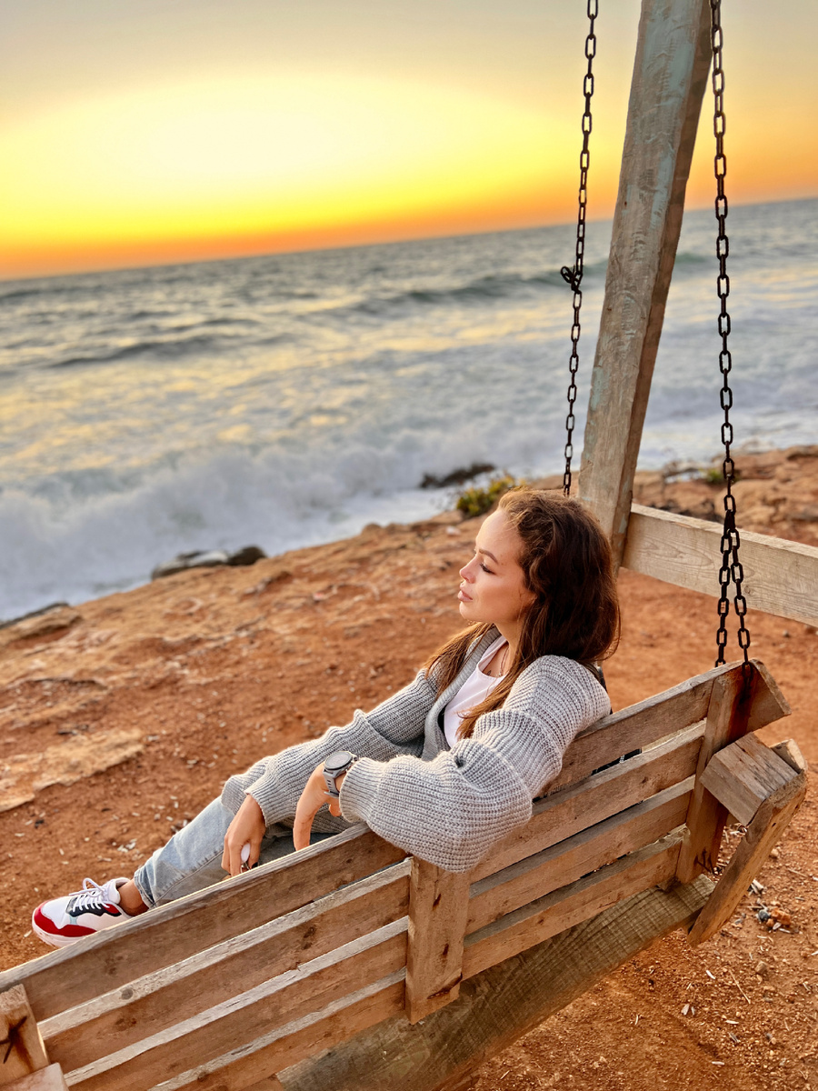 Конечно, ради закатов у бьющихся волн, ну как не хотеть ?