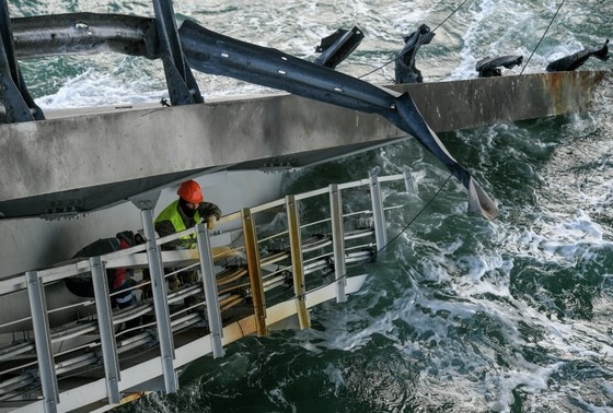    Рабочие во время восстановительных работ на Крымском мосту, пострадавшем из-за теракта