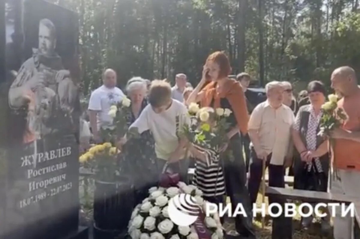    В Екатеринбурге открыли памятник погибшему в зоне СВО военкору Журавлеву