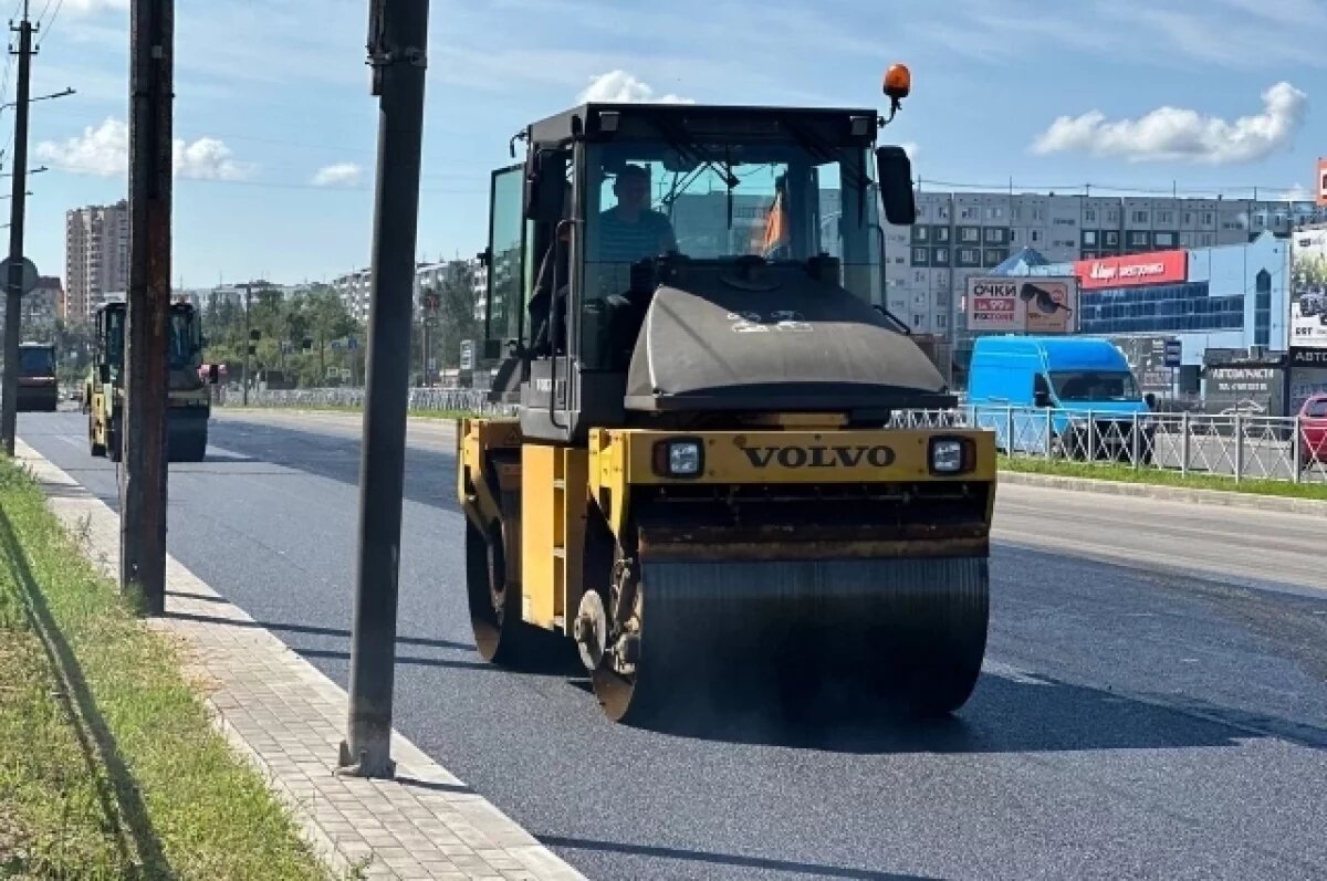    Асфальт укладывают на правой половине улицы Юбилейной в Пскове
