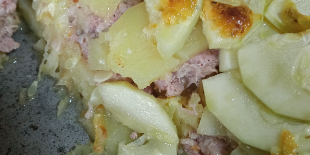 Слоёный горячий пирог овощей с фаршем