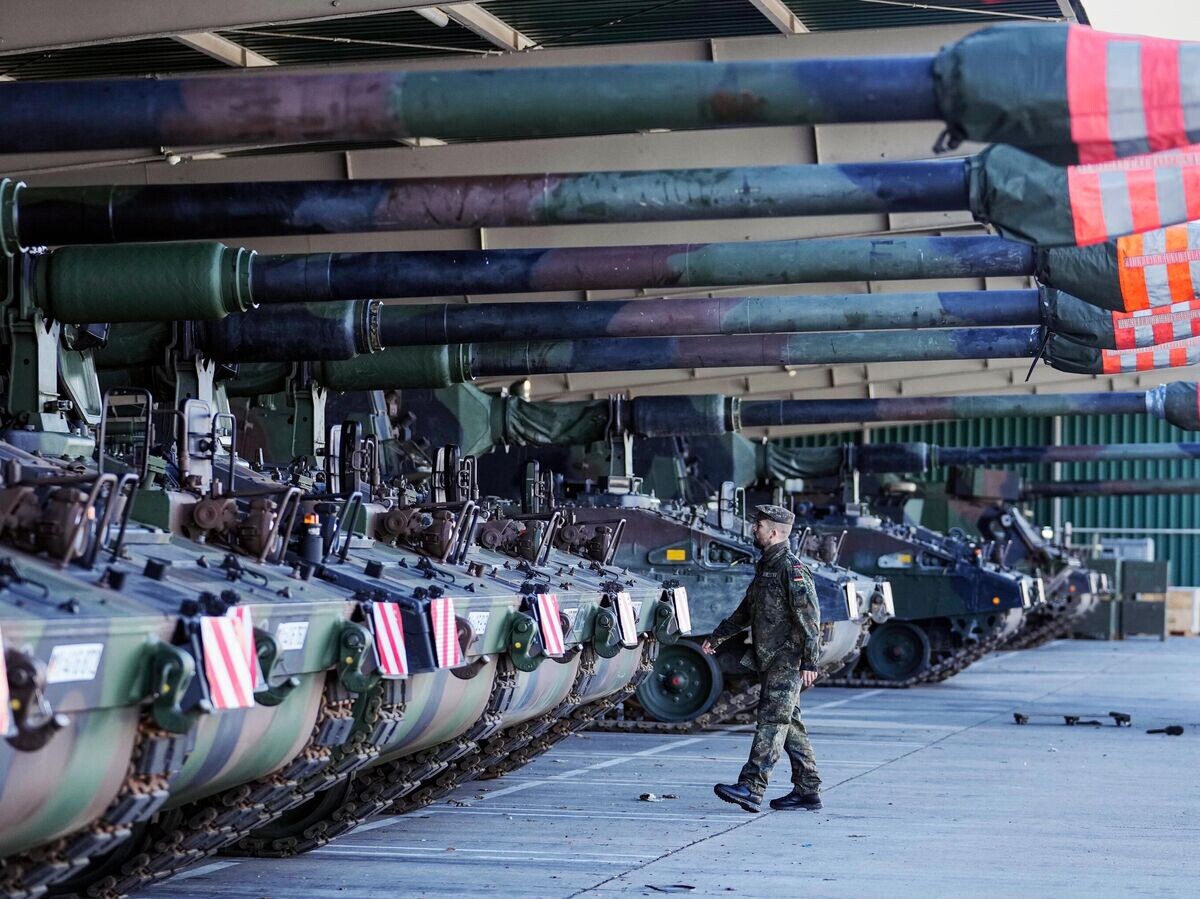   Немецкие самоходные артиллерийские установки PzH 2000 (Panzerhaubitze 2000) на военной базе в Мюнстере© AP Photo / Martin Meissner