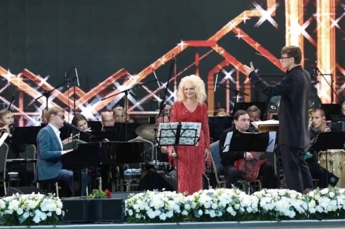    Под звуки музыки.