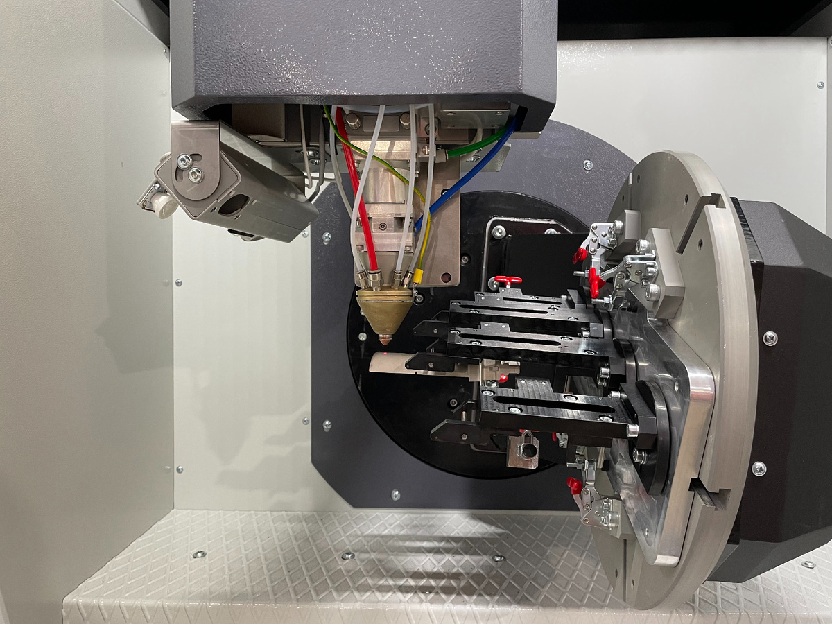 Рис. 2. Установка лазерной порошковой наплавки МЛ7