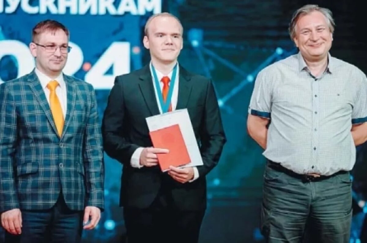   Кирилл Безлюдников (в центре) начал работать над инновационной моделью цифровой влажности почвы с нуля в 18 лет.