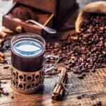 Облегчает болезненные ощущения. Если вас беспокоит головная боль, кофе может помочь. Кофеин обладает легким болеутоляющим действием, поэтому поможет снять головную боль и мигрень.
Предупреждает риск онкологических заболеваний. У людей, которые выпивают хотя бы одну чашку кофе в день, меньшая вероятность развития определенных видов рака, в частности рака печени. Кофеин и антиоксиданты, которые содержатся в кофе, играют в этом превентивную роль.
Многие опыты показали, что кофеин стимулирует работу мозга, в частности, кратковременную память и внимание.
Кофе – не панацея от всех заболеваний, и его разумное потребление может пойти на пользу вашему организму