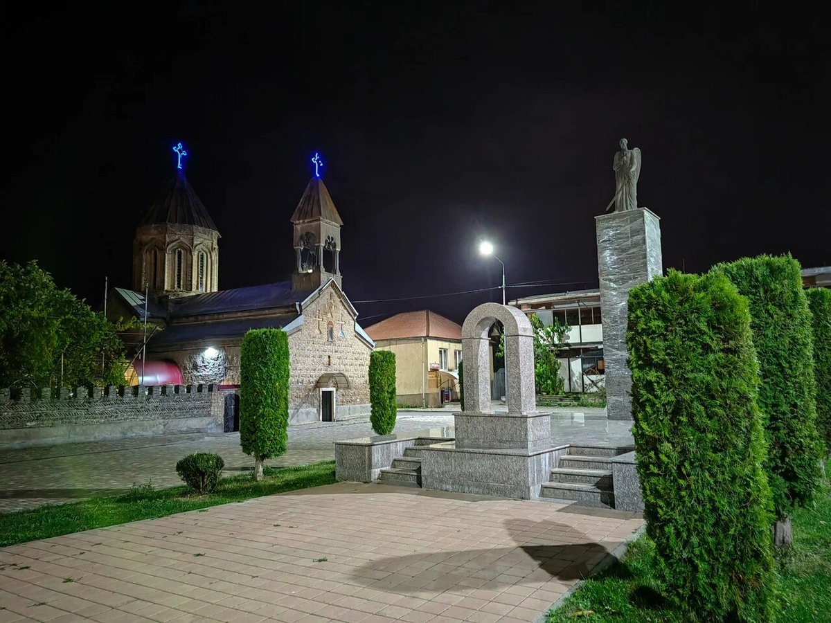 Ночью кресты выделяются своей подсветкой. Фото: Алексей Смольков / Яндекс Карты