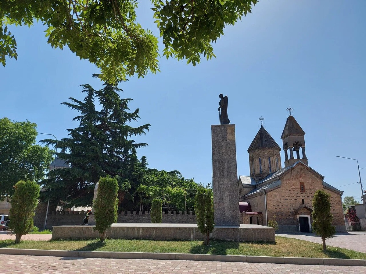 Церковь Святой Богородицы. Рядом в 2003 году установили памятник жертвам грузино-осетинского конфликта. Фото: Сергей Стрельцов / Яндекс Карты