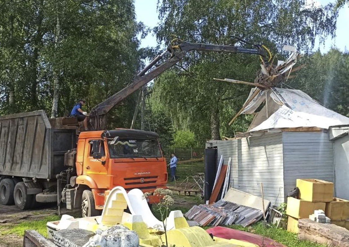    В Мытищах сносят незаконные постройки на лесных землях