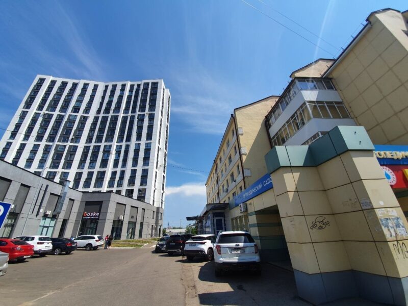 ЖК «Виктория» и пятиэтажка обречены на соседство, как бы кому не хотелось… Фото: Вячеслав Тихонов I Столица С 