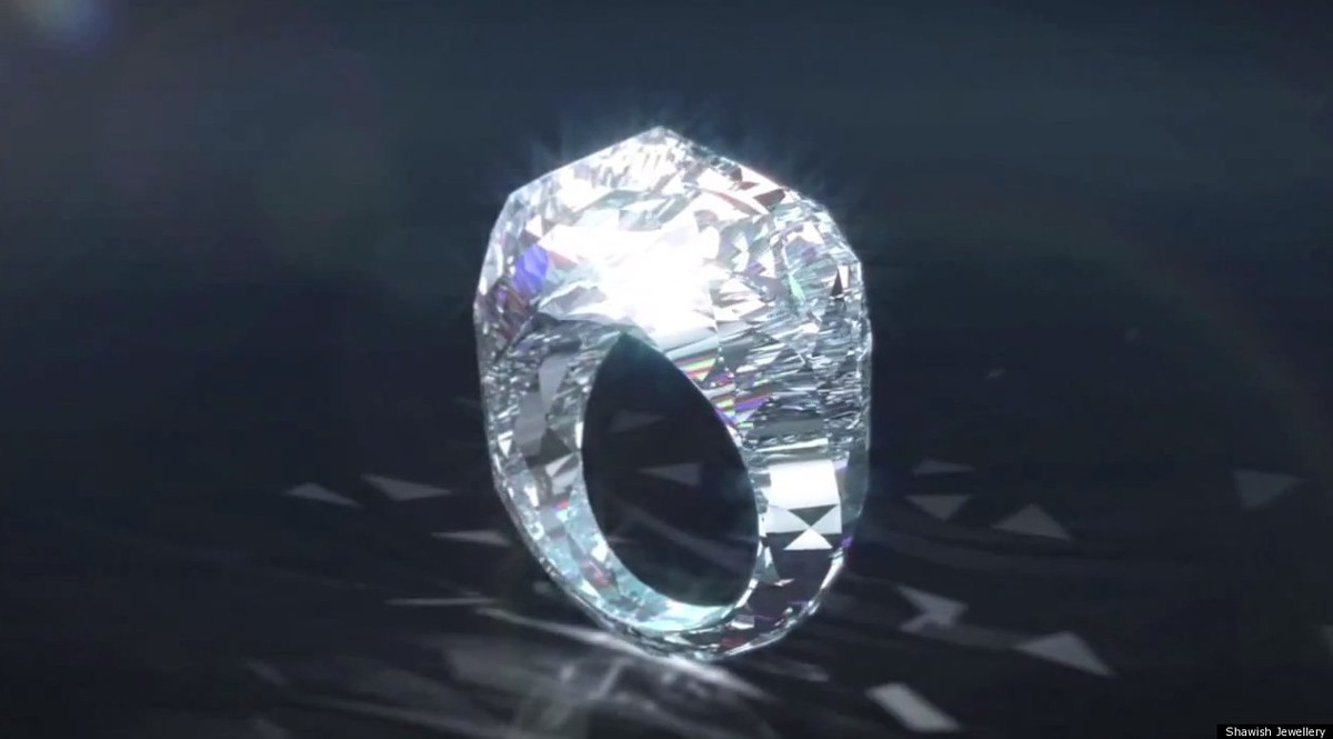 Пожалуй, единственным недостатком кольца The World's First All Diamond Ring является факт того, что невозможно изменить его размер.