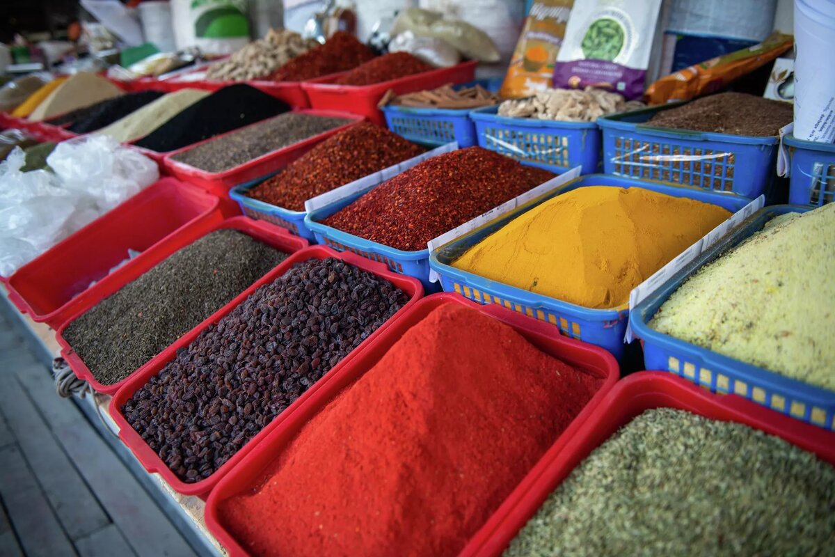 Специи и высушенные продукты на базаре Чорсу © Sputnik / Актан Темирканов