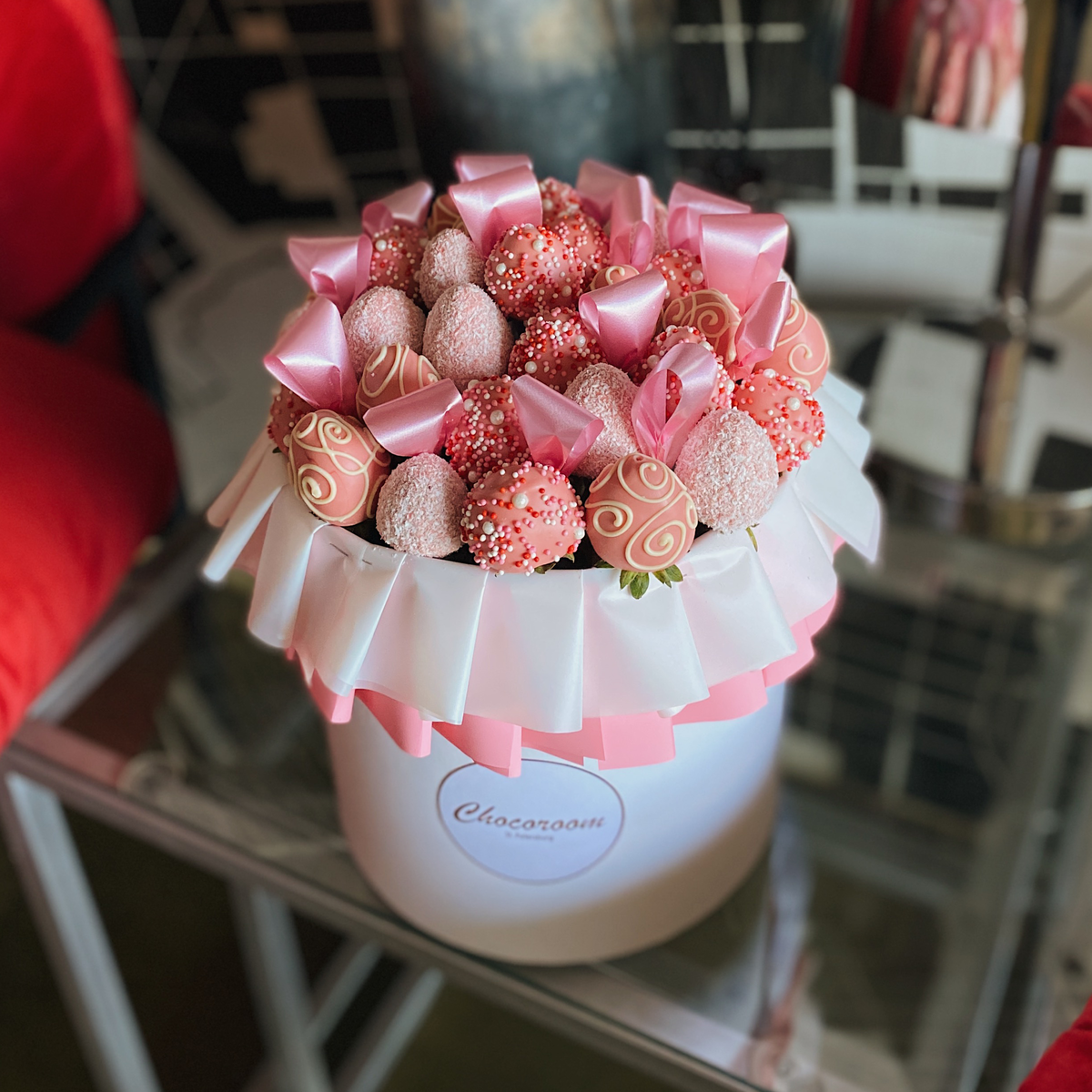Одни из первых композиций из клубники в шоколаде в Chocoroom