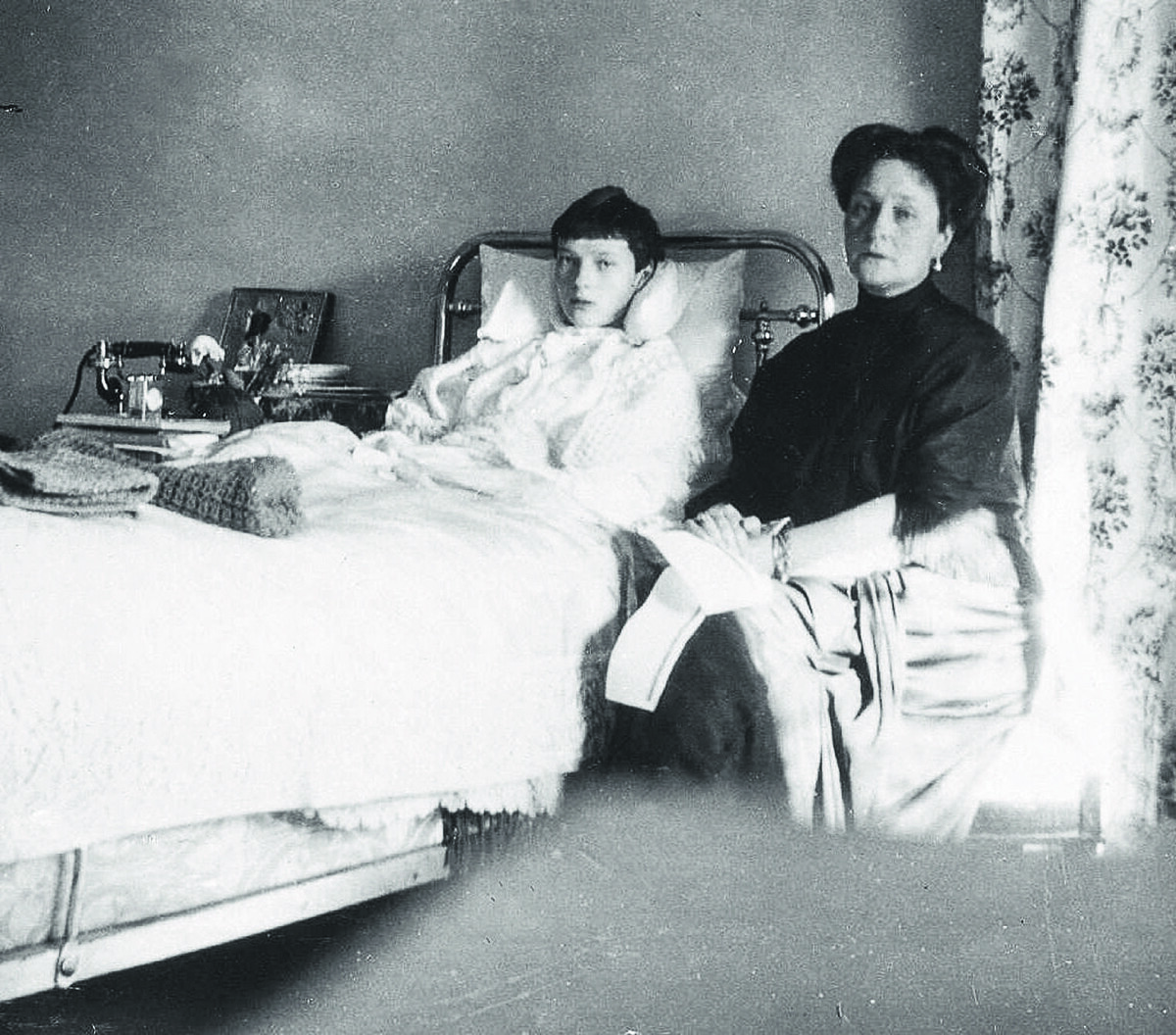 Императрица Александра Федоровна у постели больного цесаревича Алексея. 1913 год Изображение из открытых источников.