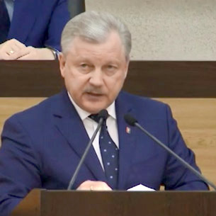 Мэр Братска Сергей Серебренников объявил о решении предоставить возможность жителям индивидуальной жилой застройки всех трех районов города до ноября 2024 года официально оформить существующие врезки в систему водоснабжения, без применения штрафных санкций. Об этом сообщили в пресс-службе администрации города.
Сети холодного водоснабжения в Падуне были запроектированы и построены более 60 лет назад с учетом существующего на тот период времени поселка. Со временем увеличилось количество домовладений в индивидуальной части Падуна, построен жилой район Южный Падун с частными домами. Система водоснабжения не справляется в жаркое время года, когда разбор воды осуществляется массово не только в бытовых целях, но и для полива огородов. И сети требуют постоянного ремонта и замены. Ситуацию усугубляют многочисленные незаконные врезки, которых официально не существует, но через них идет большое потребление воды.