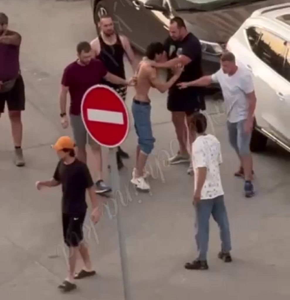 Били парня без майки