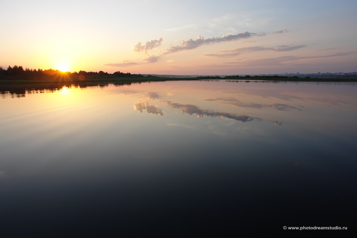 Рассвет на Нижнекамском водохранилище.
