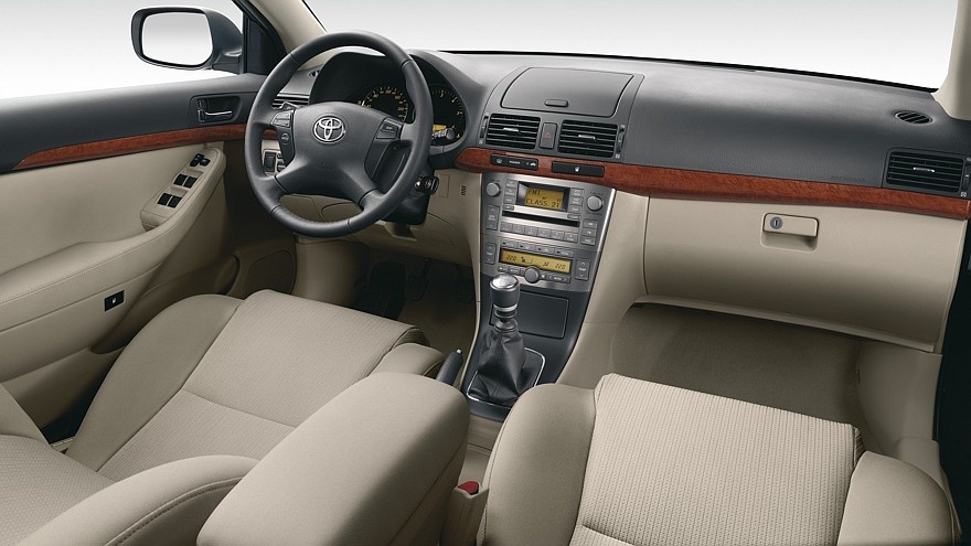 Скучноватый, но гармоничный салон, без ярких акцентов и "кривых" дизайнерских находок