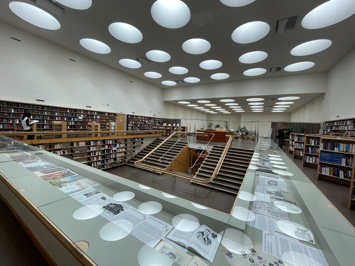 Библиотека с уникальным освещеним