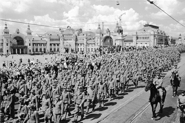 Марш пленных немцев («Парад побежденных») в Москве, 17 июля 1944 года / Михаил Трахман/РИА Новости   📷