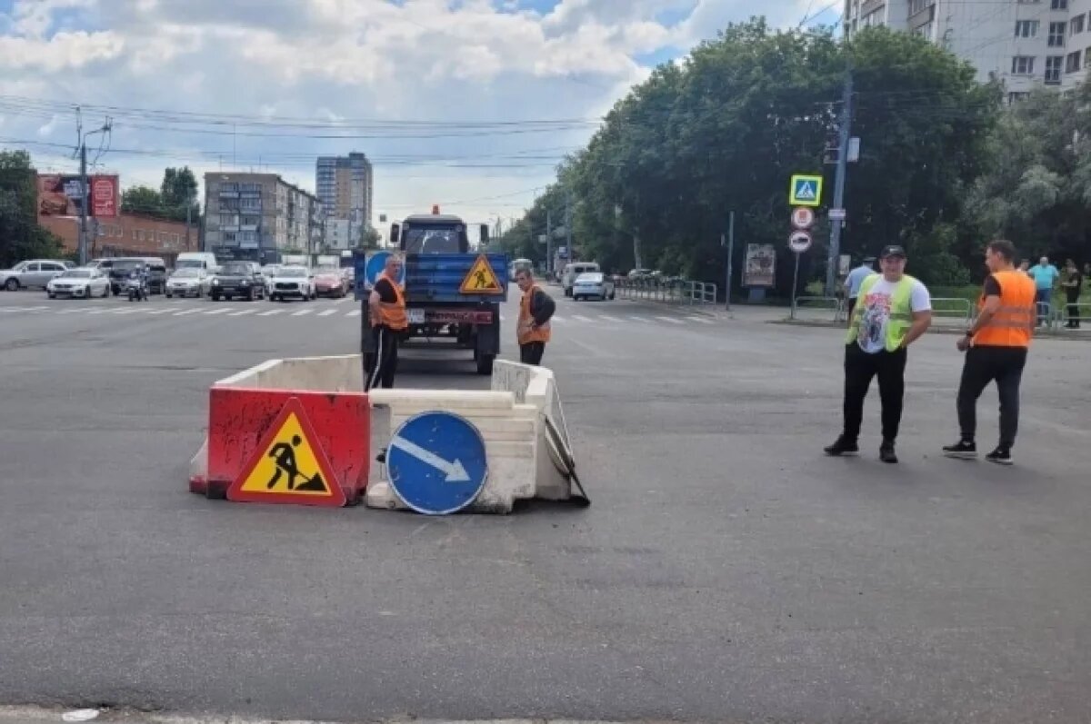    Машина провалилась в яму в асфальте на перекрестке в Челябинске