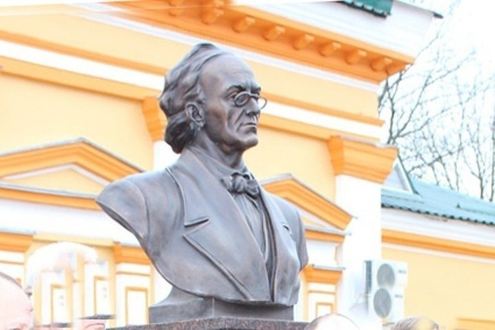 Так выглядел памятник Ф. И. Тютчеву сразу после открытия. 