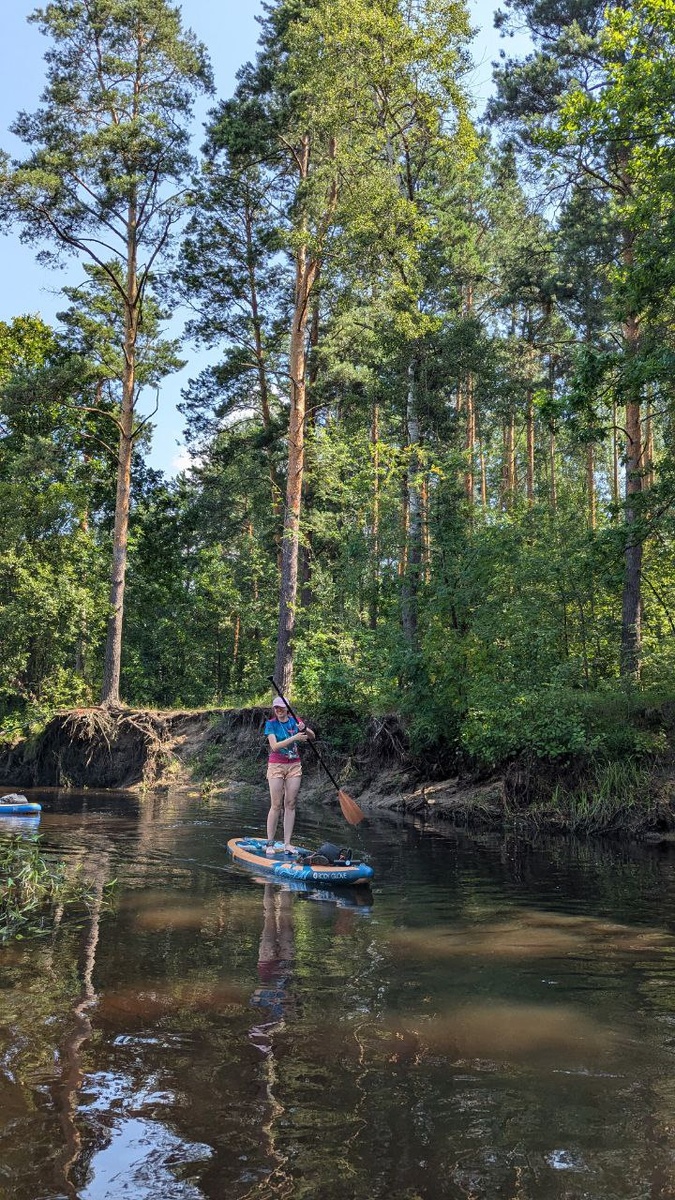 Со стороны и не выглядит таким уж широким, зато расцветка красивая 