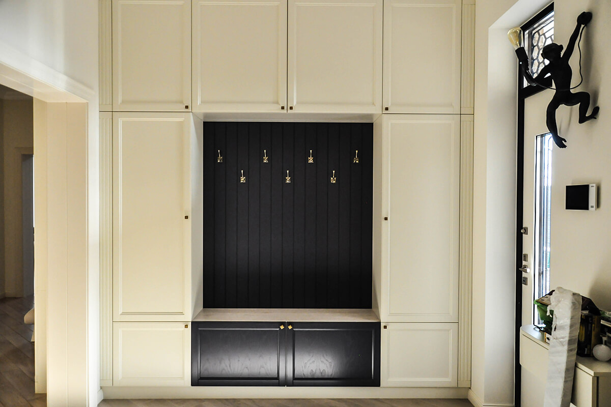 Статья раскрывает особенности создания мебели для прихожих на заказ, акцентируя внимание на индивидуальном подходе к проектированию и выборе материалов. Описываются современные технологии производства и важные аспекты, которые необходимо учитывать при заказе. Представлены рекомендации по взаимодействию с производителями и советы по успешному проектированию. Подчеркиваются преимущества заказа мебели для прихожих на заказ, предлагается консультация специалистов для реализации идеального проекта.