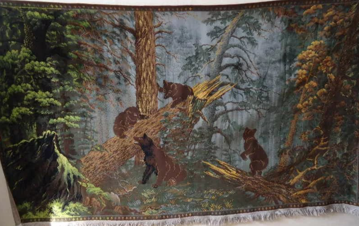 На оригинальном гобелене был использован сюжет знаменитой картины Шишкина и Савицкого "Утро в сосновом лесу".