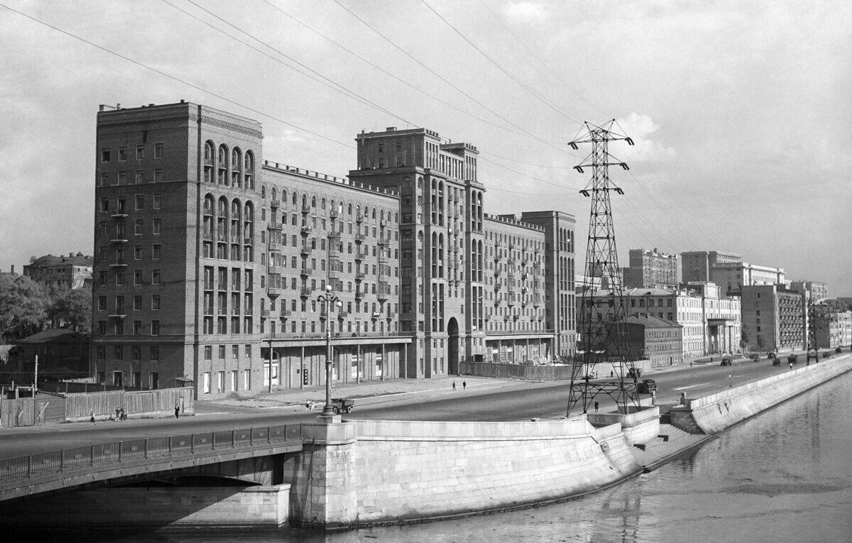 1946 год. Малый Устьинский мост и боковой корпус строящегося высотного жилого дома на Котельнической набережной.
Сергей Иванов-Аллилуев/TASS