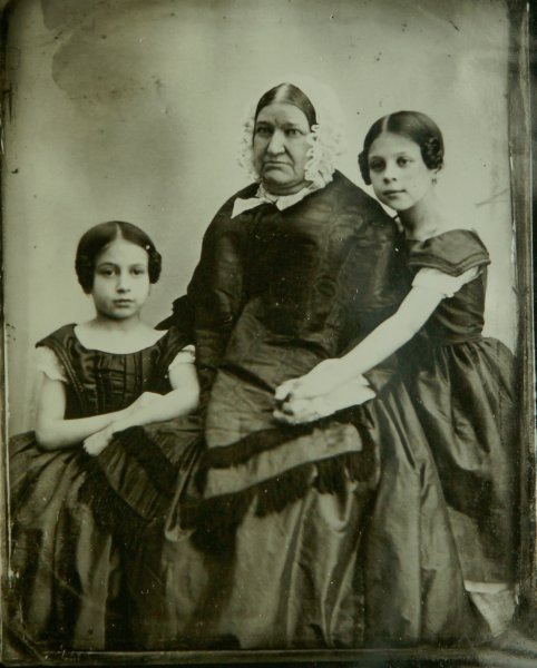 Елизавета (справа) и Софья (слева) Берс с женой дедушки Софьей Исленьевой