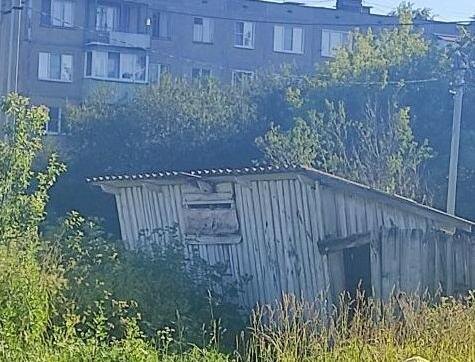     Жители поселка Петровский рискуют провалиться в яму с нечистотами