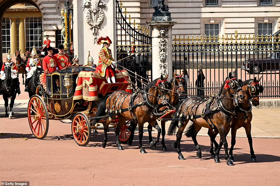 Королевская карета направляется из Букингемского дворца в парламент