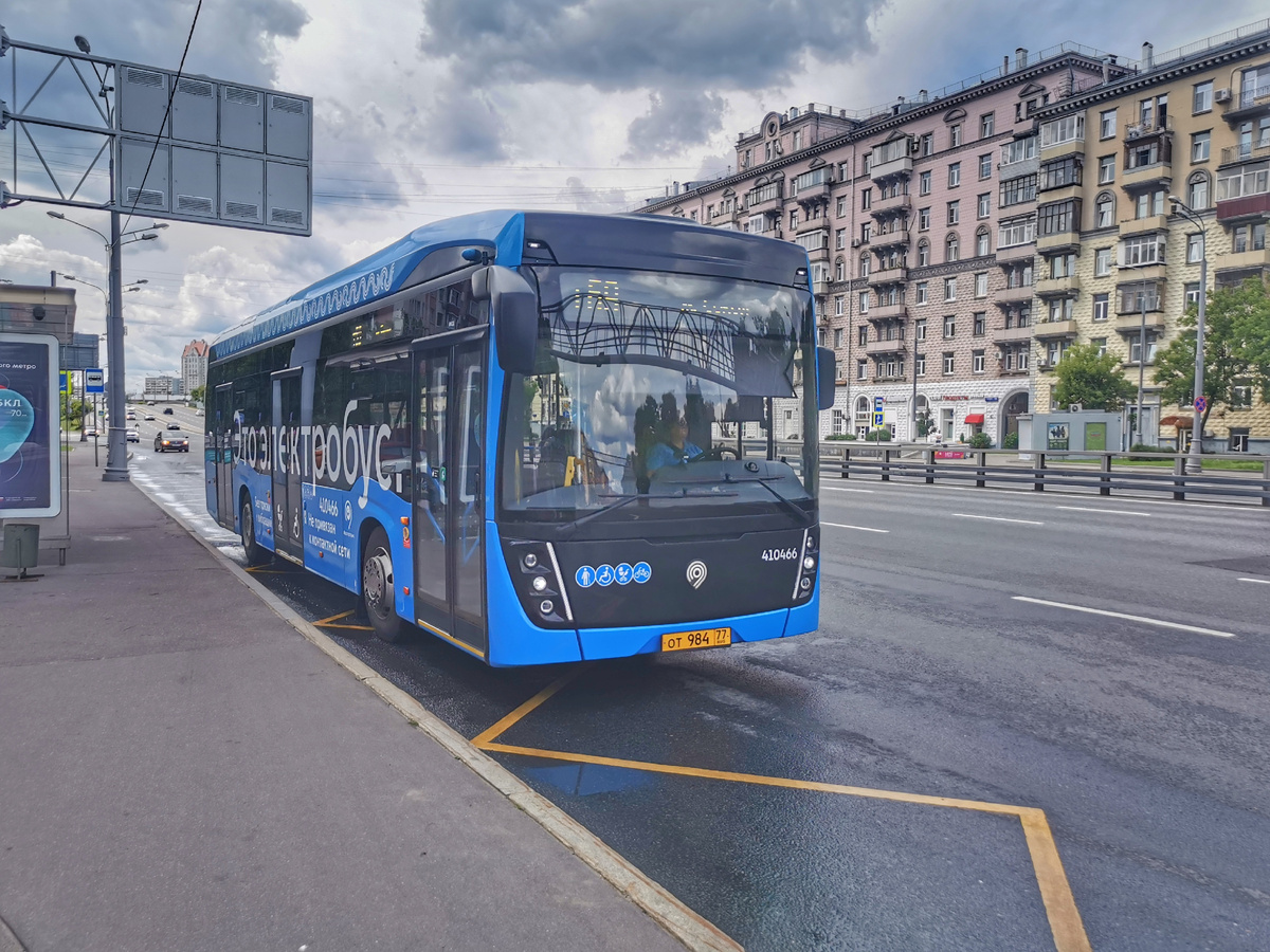 Электробус 410466 КамАЗ-6282 на маршруте № т59. Улица Алабяна, Северо-Западная хорда, остановка "Улица Левитана".