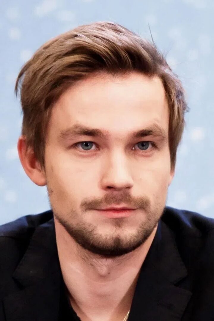 1. Александр Петров: Молодой и талантливый актёр, получивший признание за роли в фильмах "Спутник" и "Битва за Севастополь". Его естественная харизма и профессионализм делают его одним из самых востребованных актёров.