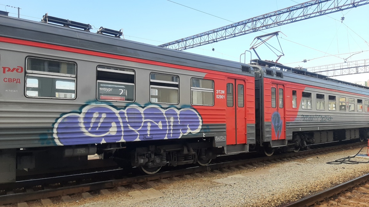 Страдают от вандалов и обычные электрички, которыми ежедневно пользуются сотни пассажиров