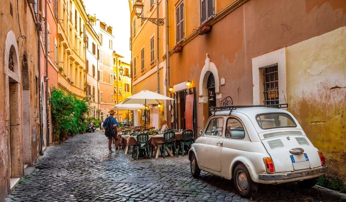В Риме и ряде других итальянских городов есть тупики - для современных и больших автомобилей, - где можно просто застрять.