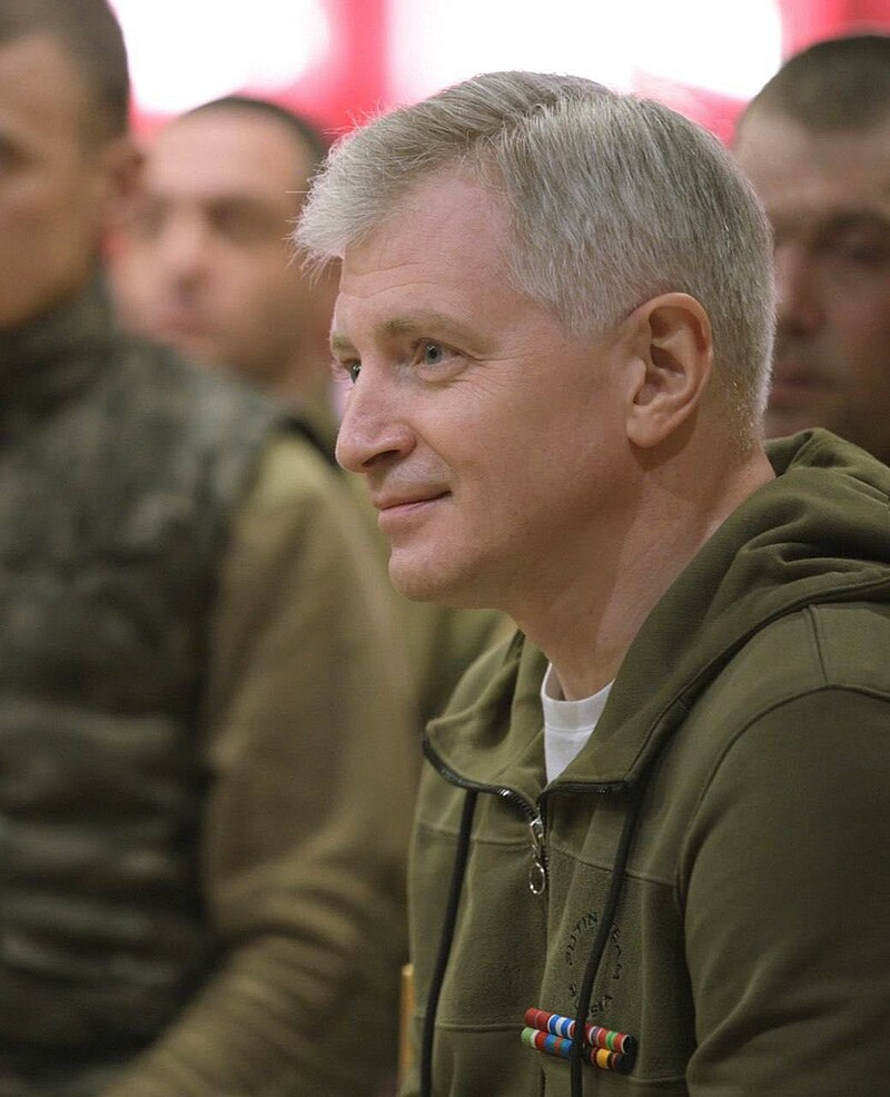 Кибовский Александр Владимирович. "помощь фронту". В 2004—2008 гг. преподавал историю военного костюма в Школе-студии МХАТ. Консультировал такие фильмы, как, «Дело о «Мертвых душах» (2005) и «Остров» (2006) Павла Лунгина; сериал «Гибель империи» (2005) и фильм «1612» (2007) Владимира Хотиненко; «Юнкера» Игоря Черницкого (2006); «Русская игра» Павла Чухрая (2007); «Адмиралъ» (2008) и «Союз спасения» (2019) Андрея Кравчука; «Елки 1914» Тимура Бекмамбетова (2015).