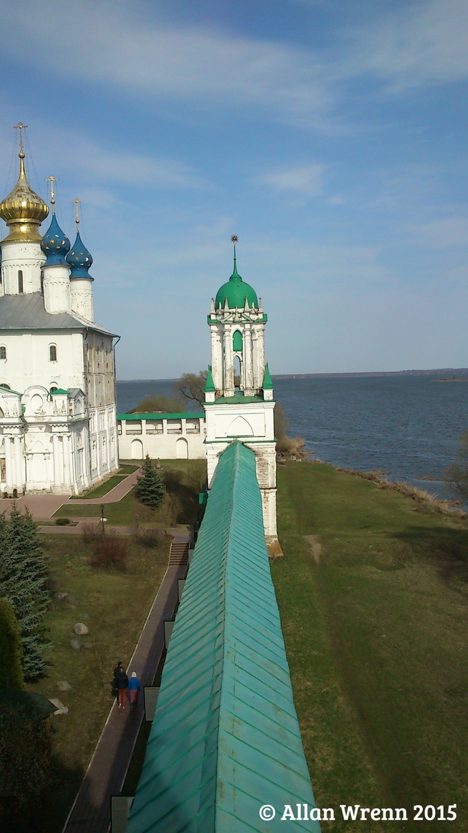Вид на озеро Неро со с одной из башен Спасо-Яковлевского монастыря. Май, 2015. Фото автора канала.