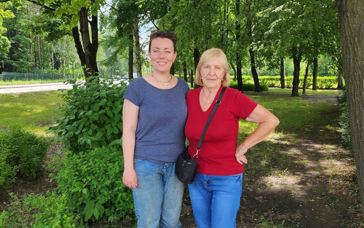 Директор Фонда «Крохино» Анор Тукаева и Лидия Ивановна Пистюльга (Рюмина). Июнь 2023 года. Фото из архива фонда