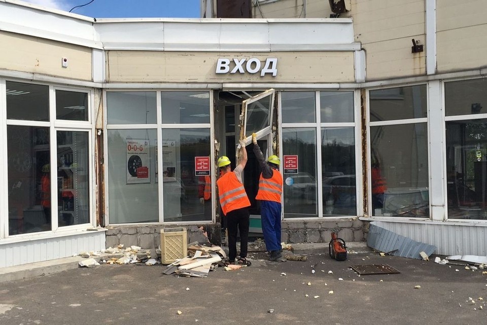    Автосервис на Дальневосточном проспекте демонтируют из-за строительства ШМСД. Фото: комитет по контролю за имуществом