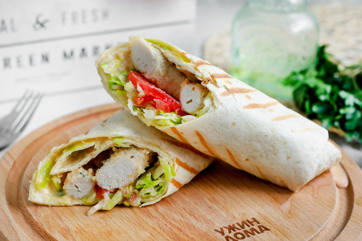 Домашний цезарь ролл - лаваш с митболами из курицы и фирменным сырным соусом