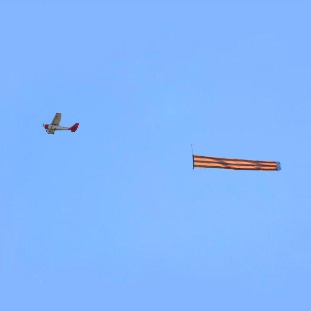 Блестящие летала. Девушка на метле. Блестящие 2005. Девушка левитирует. Маня летала.