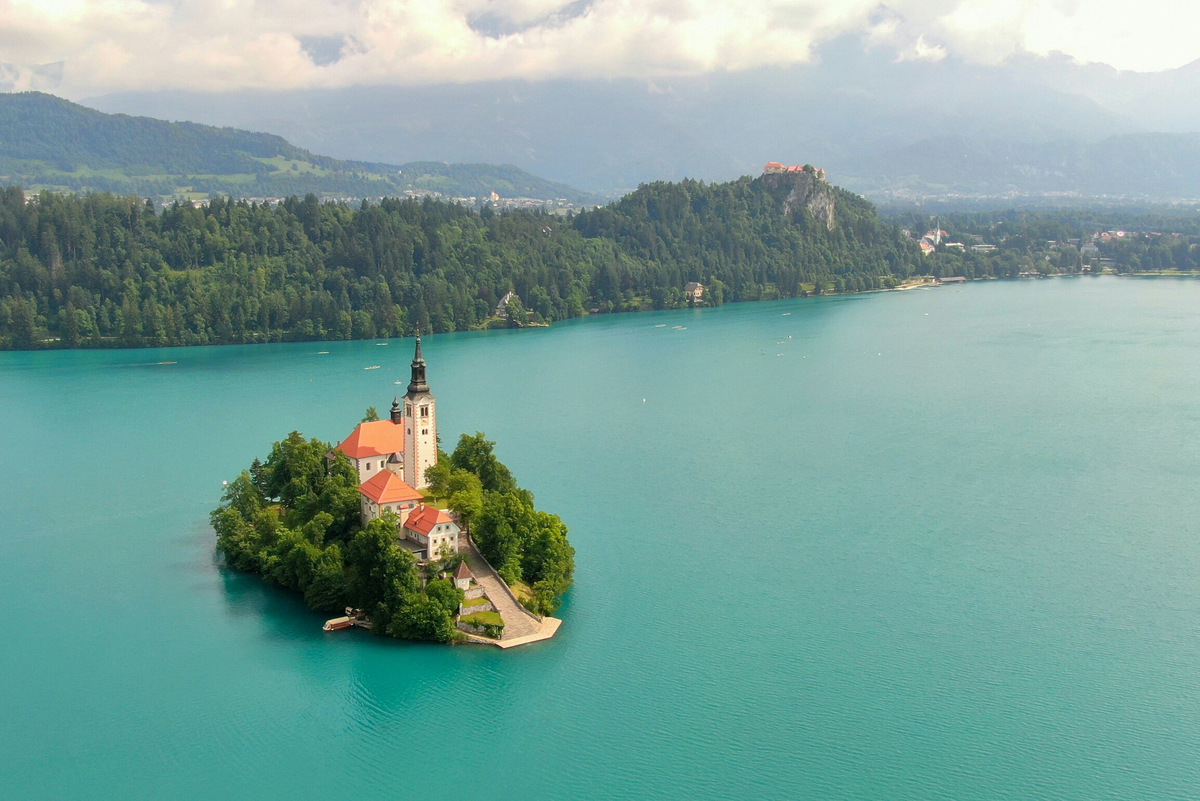 Попасть на остров можно на традиционной «плетне» — характерном для Бледа судне, на котором ещё в XVI веке местные добирались до этого клочка суши. Фото: Nejc Soklič / Unsplash 