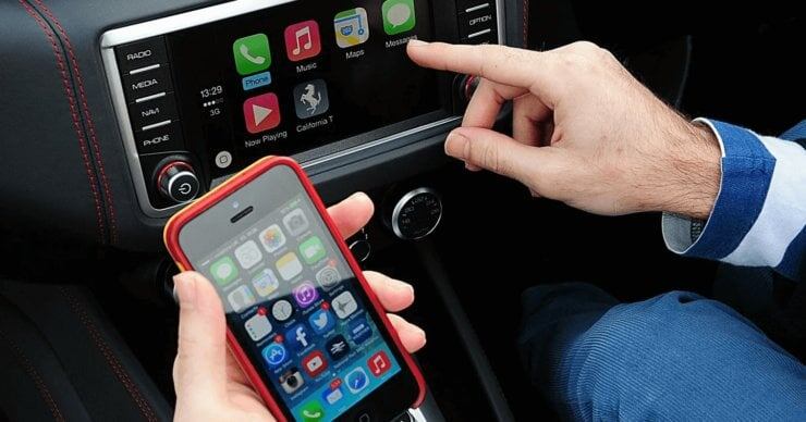    CarPlay в многих автомобилях работает только при проводном подключении Айфона. Фото: М.Видео