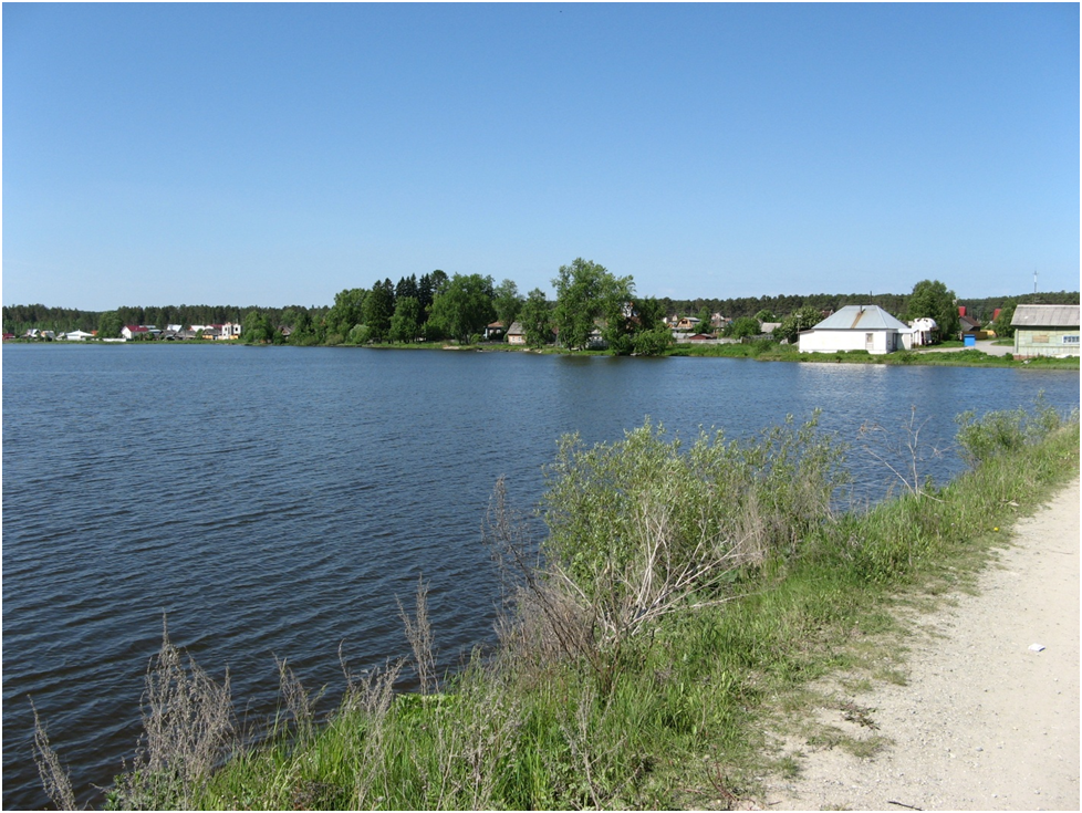 Кунгурский пруд, магазин - белый дом на снимке справа. Фото автора. 