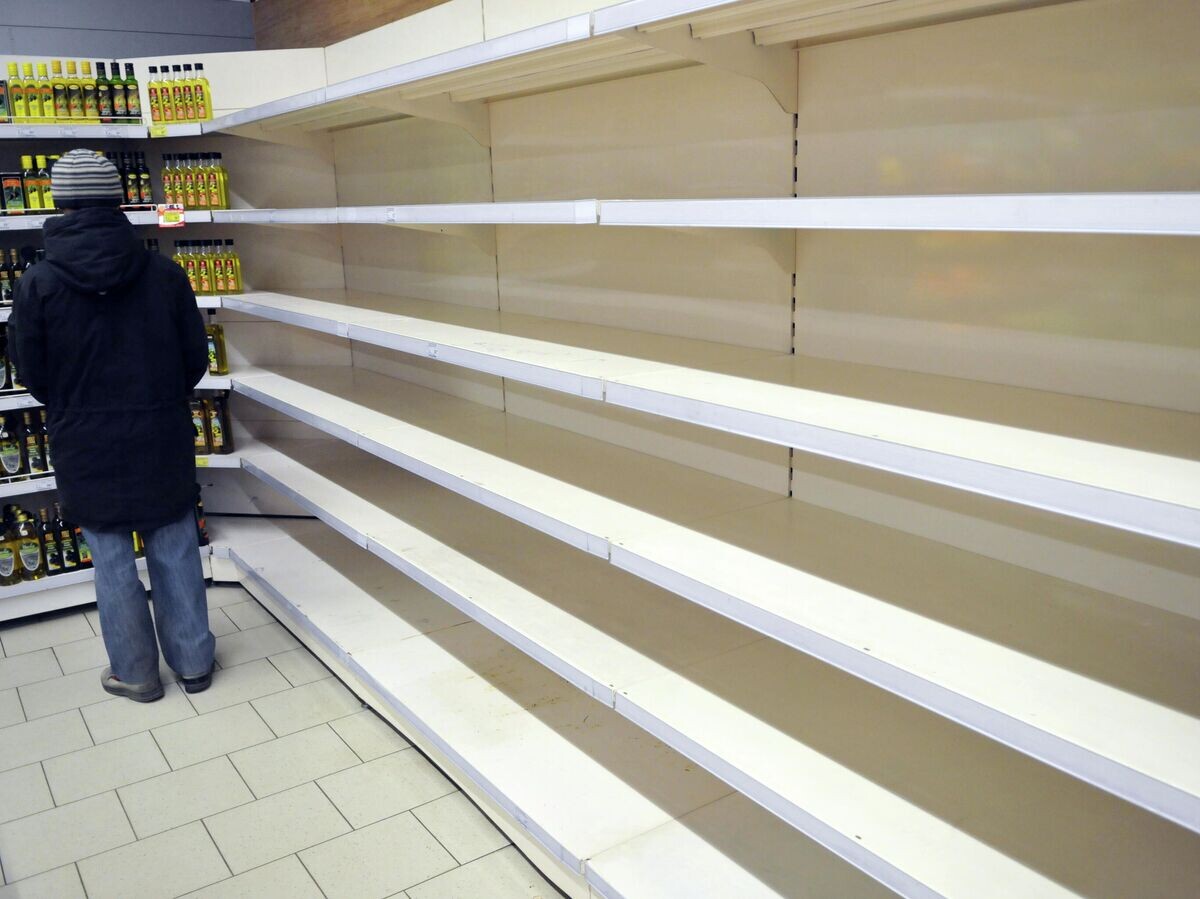    Покупатель в одном из сетевых магазинов Львова© РИА Новости / Павел Паламарчук