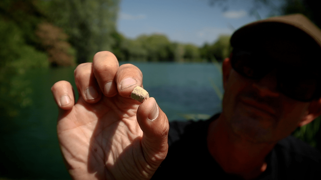 Этот обрезанный поплавок красиво ложится на изгиб крючка и готов к использованию