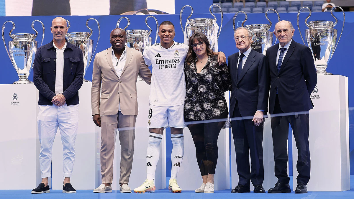 Слева направо — Зинедин Зидан, отец футболиста Уилфрид Мбаппе, Килиан Мбаппе, его мама Файза Ламари, президент «Реала» Флорентино Перес и бывший игрок «Реала» Пирри — во время презентации Мбаппе (Фото Jose Hernandez / Anadolu via Getty Images)