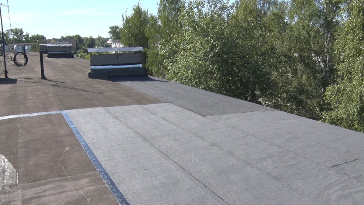 Управляющие компании используют каждый погожий день, чтобы по максимуму выполнить сезонные работы. Сотрудники УК красят фасады, меняют кровли, стригут газоны и не только.